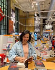 Signing in Libreria Feltrinelli, Milan (Italy); Photo Mauro Cremon